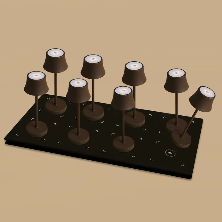 Pack Horeca : 8 lampes de table sans fil Mocha Brown + station Qi. Autonomie 60h, 3 modes lumineux, recharge facile. Idéal hôtels & restaurants.