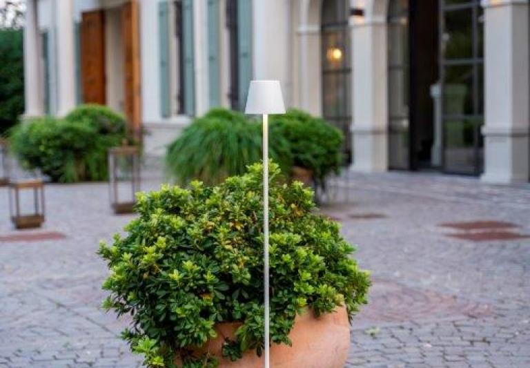 LAMPADAIRE LED RECHARGEABLE HOTEL