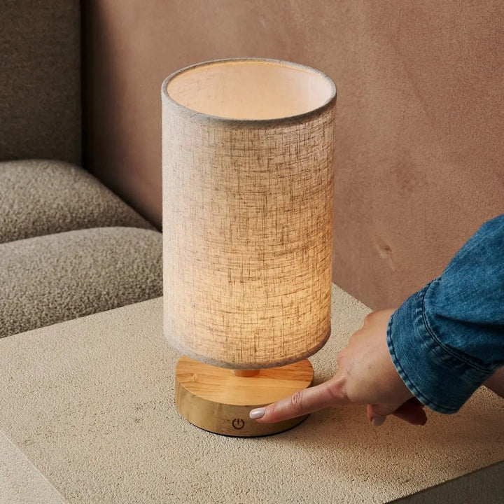Lampe de table Ben en bois clair avec abat-jour tissu – rechargeable 