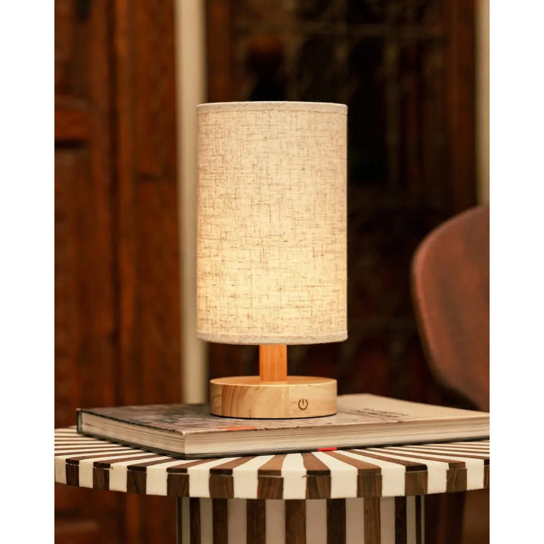 Lampe de table Ben en bois clair avec abat-jour tissu – rechargeable USB-C