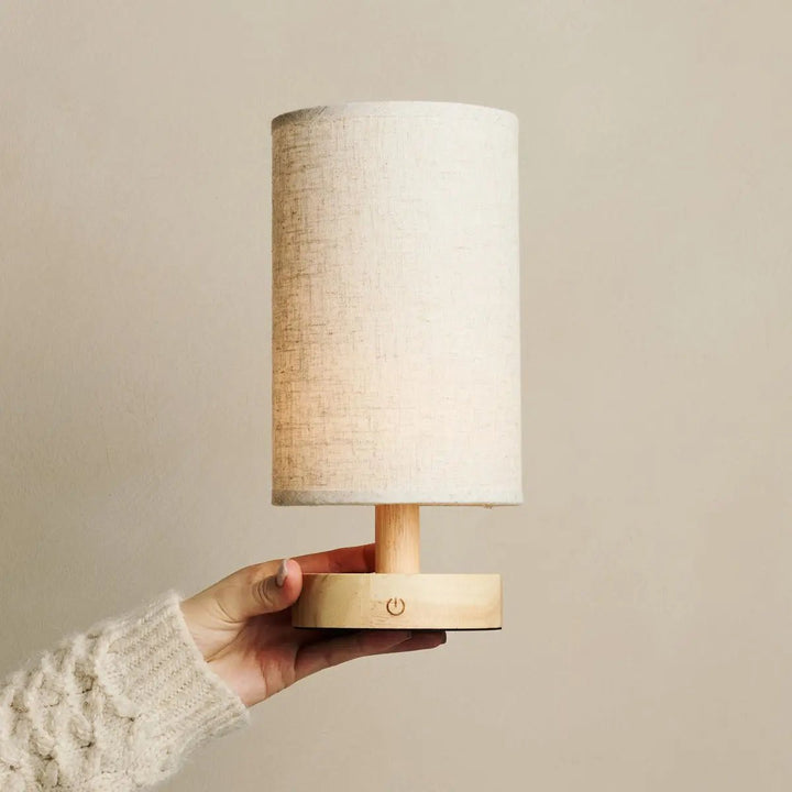 Lampe de table Ben en bois clair avec abat-jour tissu – rechargeable USB-C 3