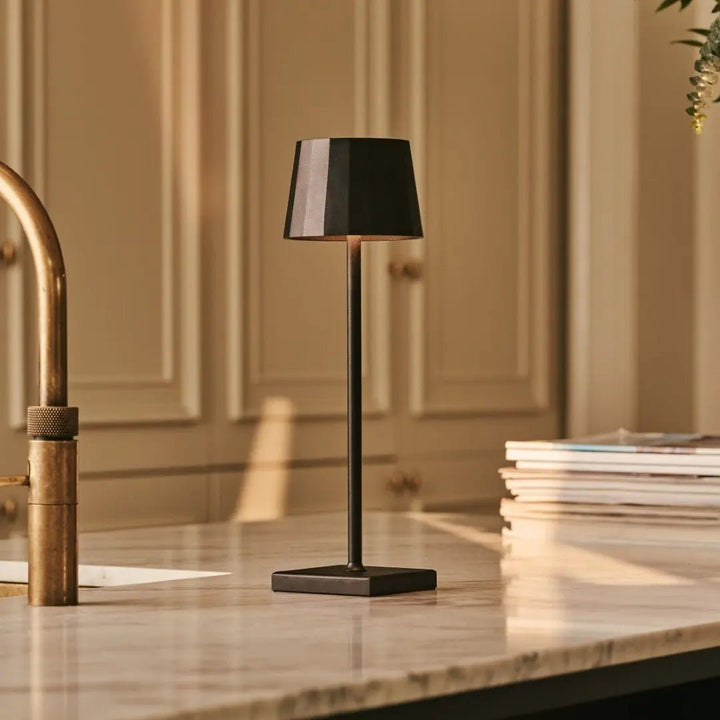 Lampe de table rechargeable en fer William Black POUR L MAISON