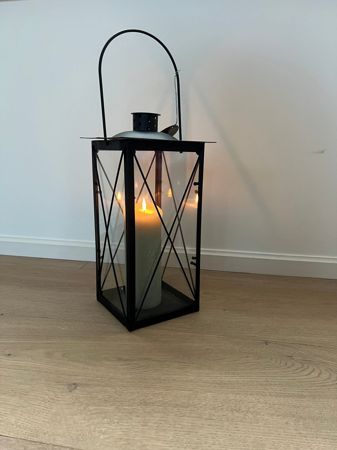 Lanterne noir  avec  4 vitres sur les cotées 