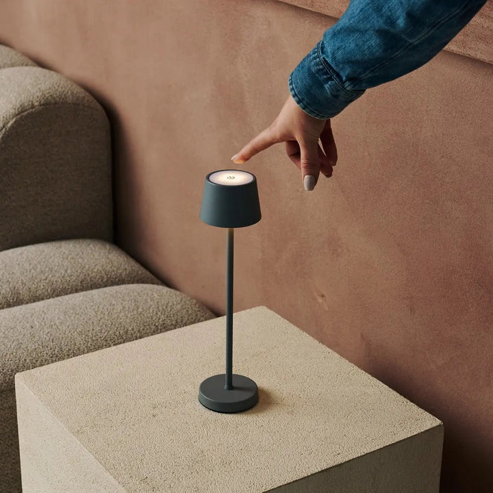 set de 8  lampes rechargeables  et station de charge 