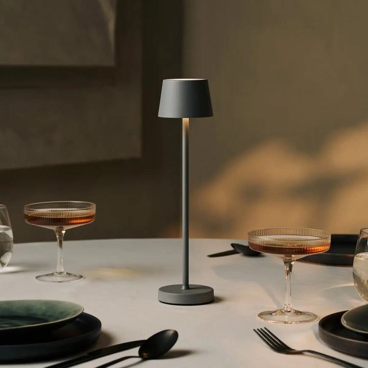 set de 8  lampes rechargeables  et station de charge pour horeca